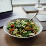 Eine effektive Strategie, um trotz Alltagsstress gesund zu essen, ist die Erstellung eines Essensplans.