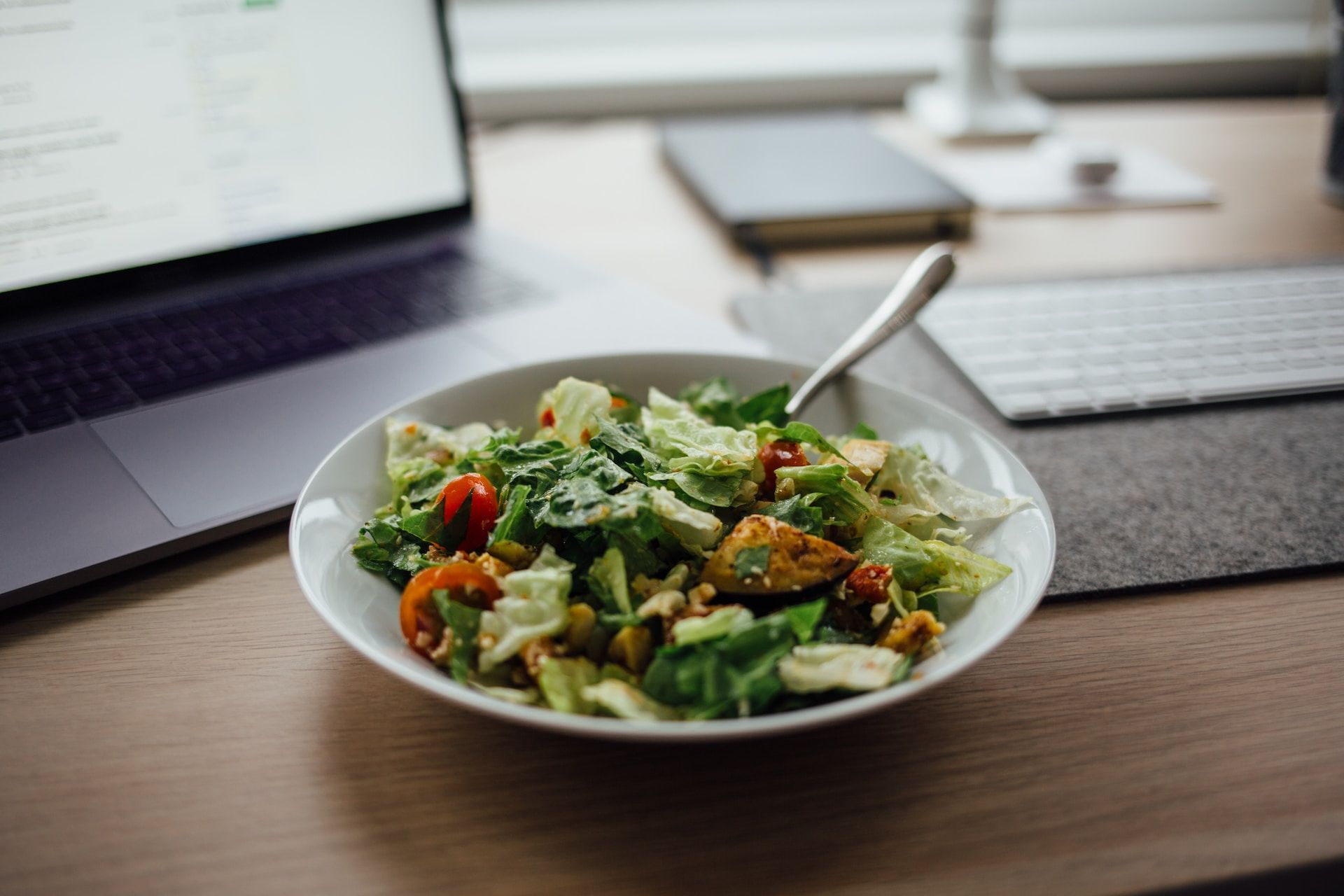 Eine effektive Strategie, um trotz Alltagsstress gesund zu essen, ist die Erstellung eines Essensplans.