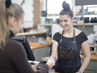 Frau beim Bezahlen mit der Karte