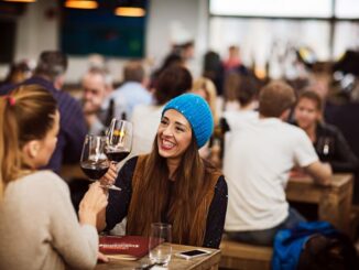 Mit Wein in der Bar anstossen