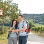 Fränkisches Weinland – Paar mit Landkarte