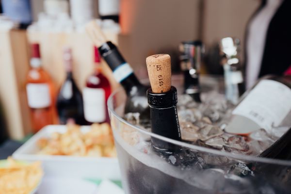 ÜSQN_WineJazz_Bildmaterial_c_Patrick Lipke (1) | Weinflaschen im Kühler