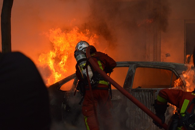 Feuerwehrmann an brennendem Auto firefighter-6192395_640 | Feuerwehrmann an brennendem Auto