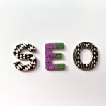 SEO umfasst sämtliche Maßnahmen, die darauf abzielen, die Position der eigenen Website in den Suchmaschinenergebnisseiten (SERPs) für wichtige Keywords und Longtails zu verbessern.
