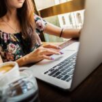 Frau mit Laptop