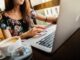 Frau mit Laptop