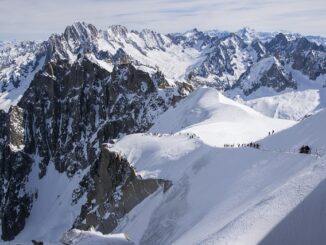 Ski in den verschneiten Alpen