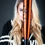 Frau mit Baseballschläger