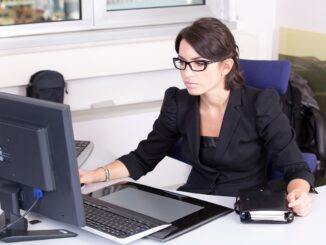 Frau mit Brille und Laptop