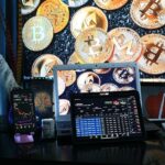Computerbildschirme und Krypto-Coins