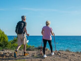 Wanderndes Paar auf Mallorca