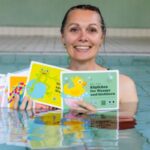 Mit dem Kartenset "Spaß im Wasser" spielerisch schwimmen lernen. (© Simone Kessler)