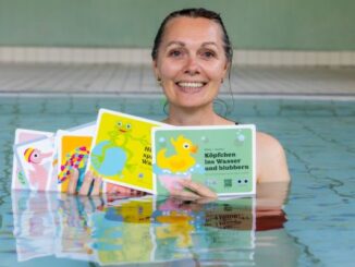 Mit dem Kartenset "Spaß im Wasser" spielerisch schwimmen lernen. (© Simone Kessler)