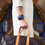 Frau trägt Luis Vuitton Tasche