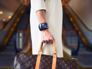 Frau trägt Luis Vuitton Tasche