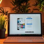 Laptop in schummriger Beleuchtung