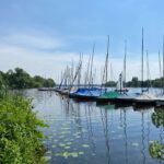 Segelboote am Steg - sicher eine der schönsten Laufstrecken überhaupt