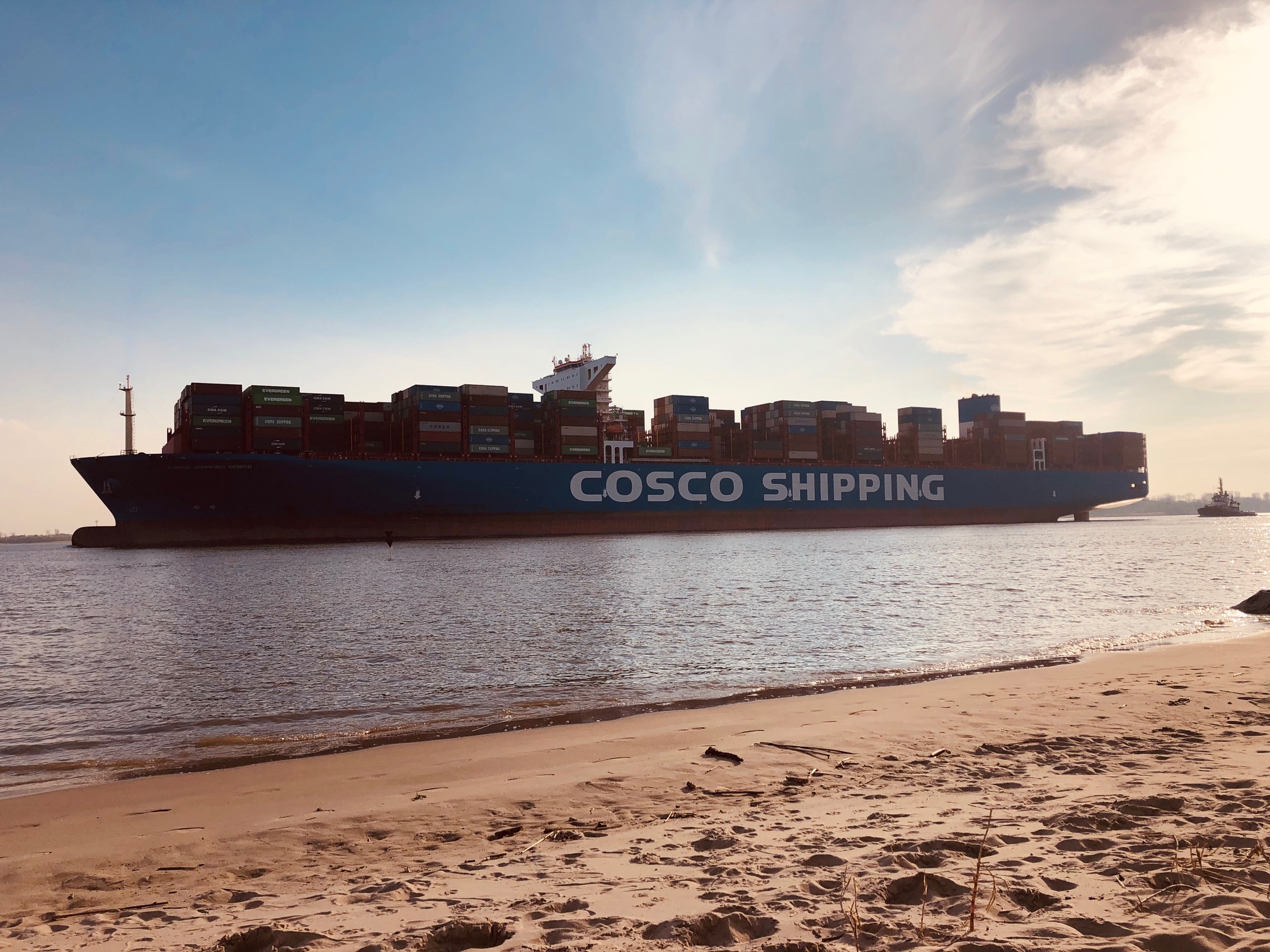 Containerschiff auf der Elbe | Es gibt einiges zu sehen an der Elbe entlang