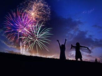 Feuerwerk mit zwei Frauen