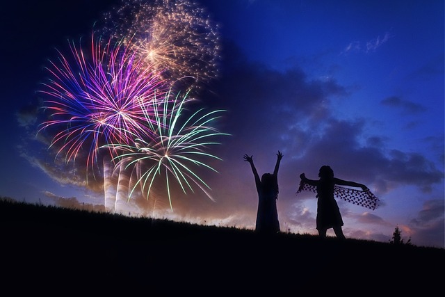 Feuerwerk mit zwei Frauen | Feuerwerk mit zwei Frauen