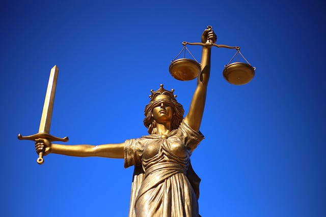 Justizia vor blauem Himmel640 | Justizia vor blauem Himmel