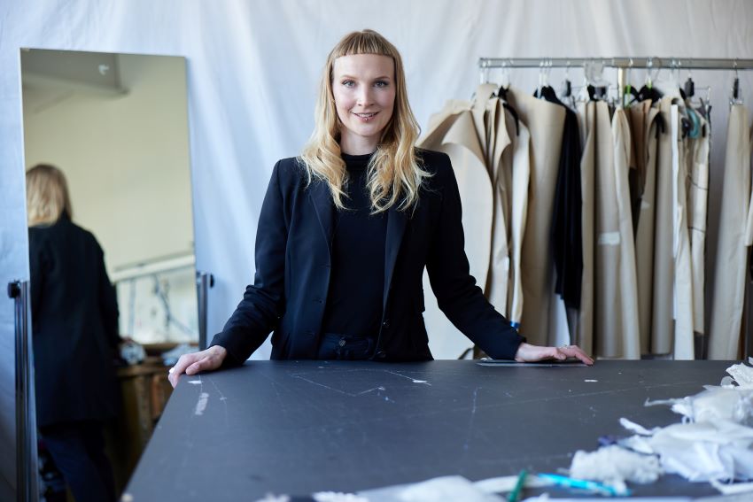 Frau Lahr-Thiele im Atelier