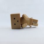 gefallenes Kartonmännchen