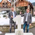 Das beste Familienhotel Europas liegt in Gosau im oberösterreichischen Salzkammergut. Geschäftsführer Florian Mayer (links) und Hoteldirektor Gerrit-Hendrik Bauer freuen sich über den Erhalt der Auszeichnung