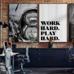 Modernes Büro mit Fotoprints an der Wand