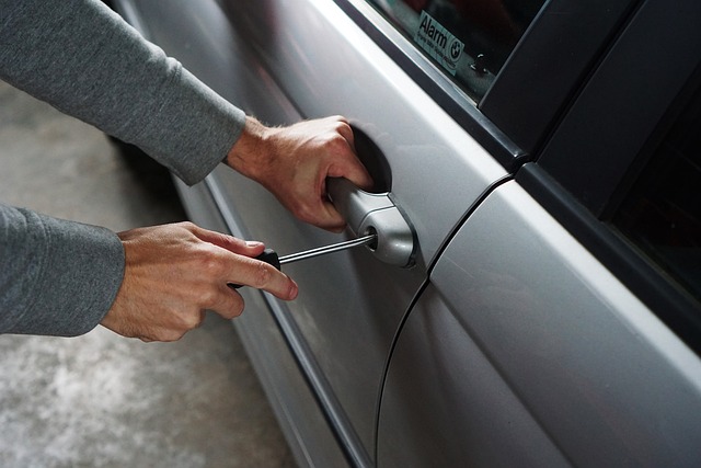 Autodieb will Autotür knacken | Autodieb will Autotür knacken