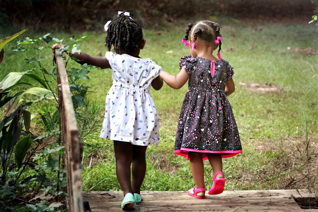 girls Trampoline im Garten | Tolle Spielgeräte müssen nicht teuer sein