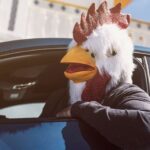 Als Gockel verkleideter Autofahrer