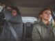 Paar im Auto, er mit Angst