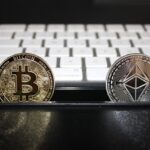 Bitcoin und ETH vor Computertastatur