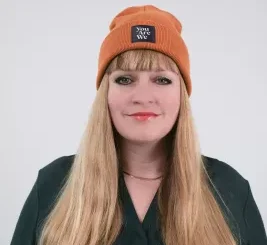 Geschäftsführerin Daniela Friedrich mit Beanie aus dem You Are We Onlineshop (© You Are We GmbH)