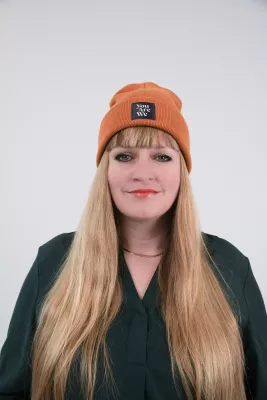 you are we Daniela Friedrich | Geschäftsführerin Daniela Friedrich mit Beanie aus dem You Are We Onlineshop (© You Are We GmbH)