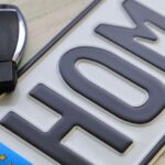 Nummernschild und Autoschlüssel