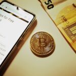 Smartphone, Bitcoin, 50 Euro-Schein
