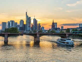 Main in Frankfurt in der Dämmerung