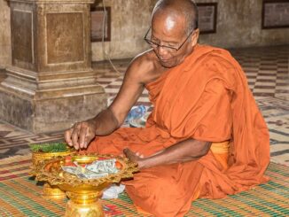 Buddhistischer Mönch während einer Zeremonie