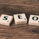 SEO aus Scrabble-Steinen gelegt