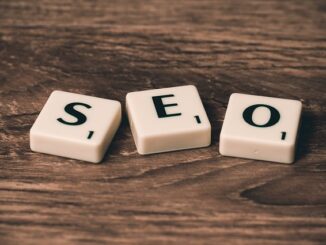 SEO aus Scrabble-Steinen gelegt