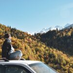 Frau auf Autodach