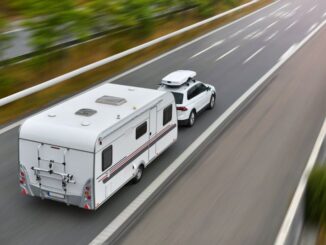 PKW-Caravan-Gespann auf der Autobahn