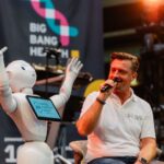 Künstliche Intelligenz und Sprecher auf der Bühne
