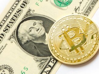 Goldener bitcoin auf Dollarschein