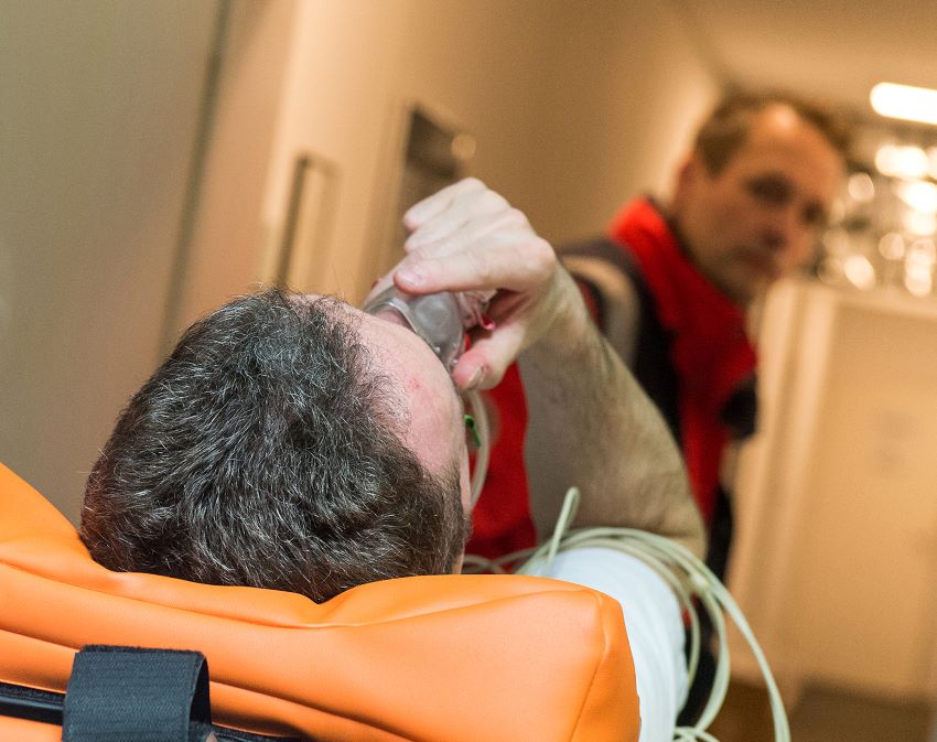 Patient-wird-vom-Rettungsdienst-versorgt | Patient wird vom Rettungsdienst ins Krankenhaus gebracht