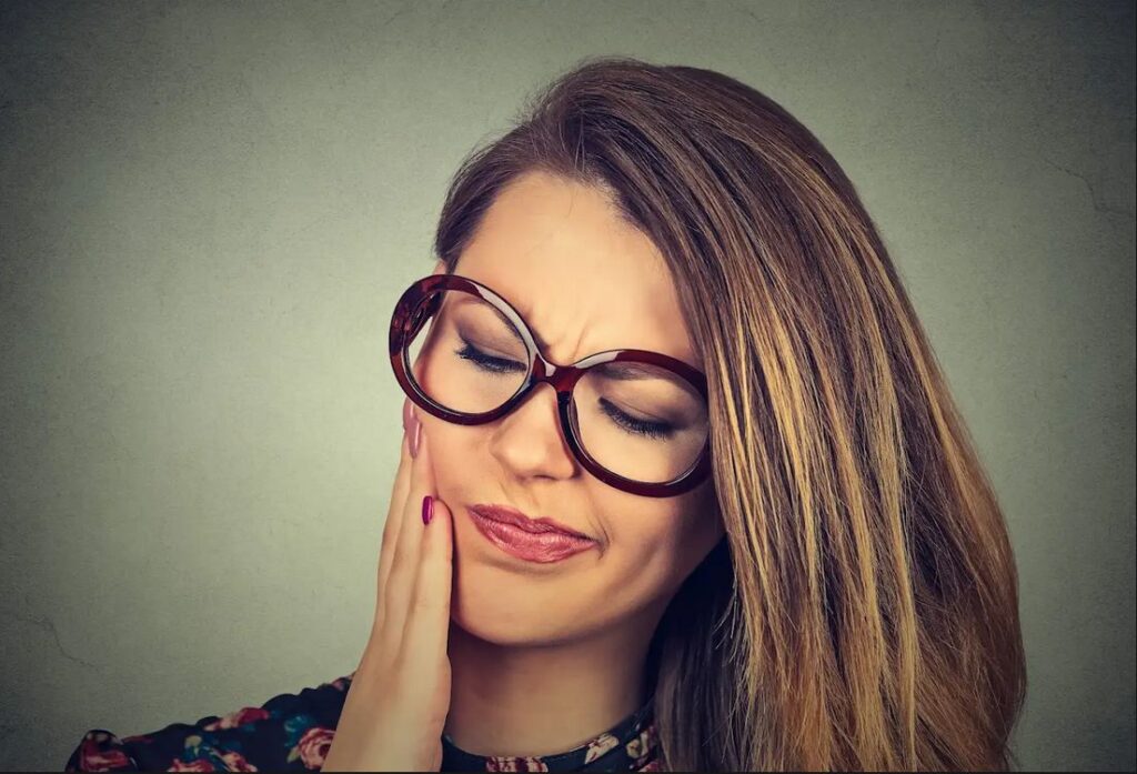 Sexy Girl mit Zahnschmerzen | Wenn es schmerzt ist es fast zu spät