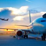 Abendliche Szene am Flughafen mit Flugzeugen