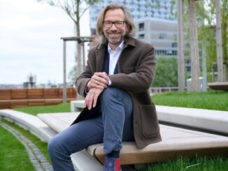 Lothar Schubert, Geschäftsführer DC Develelopments, am neu eröffneten Strandkai "Strandhöft"